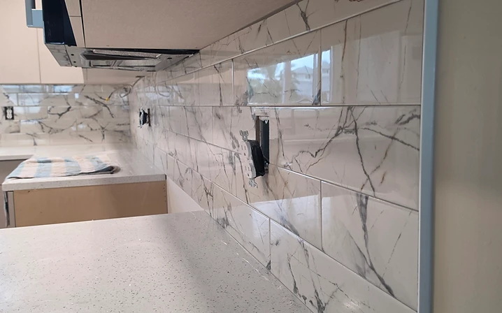 Marble-look kitchen backsplash installation in Largo Florida by Dream Tiles, Inc.