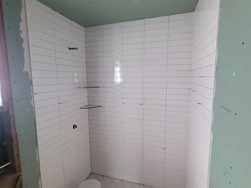 Modern Black & White Shower — photo 2