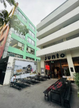 Junto on Jiaozhou Road — an 18-tap walk-in cold storage room in the former Mikkeller courtyard.