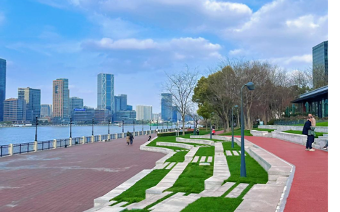Pudong Riverside (Binjiang Avenue) — a wide riverside walking path