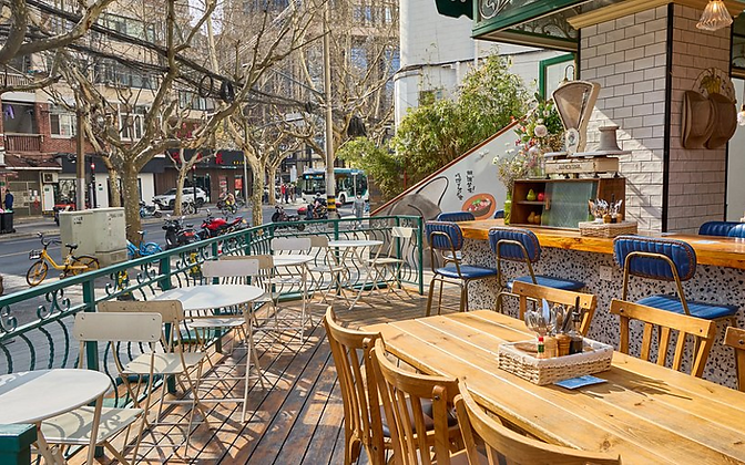Outdoor patio seating at HUB 390