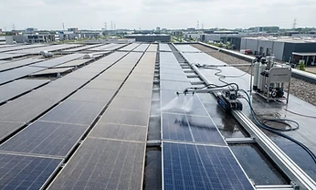 Zonnepanelen reinigen met osmosewater: waarom het verschil maakt