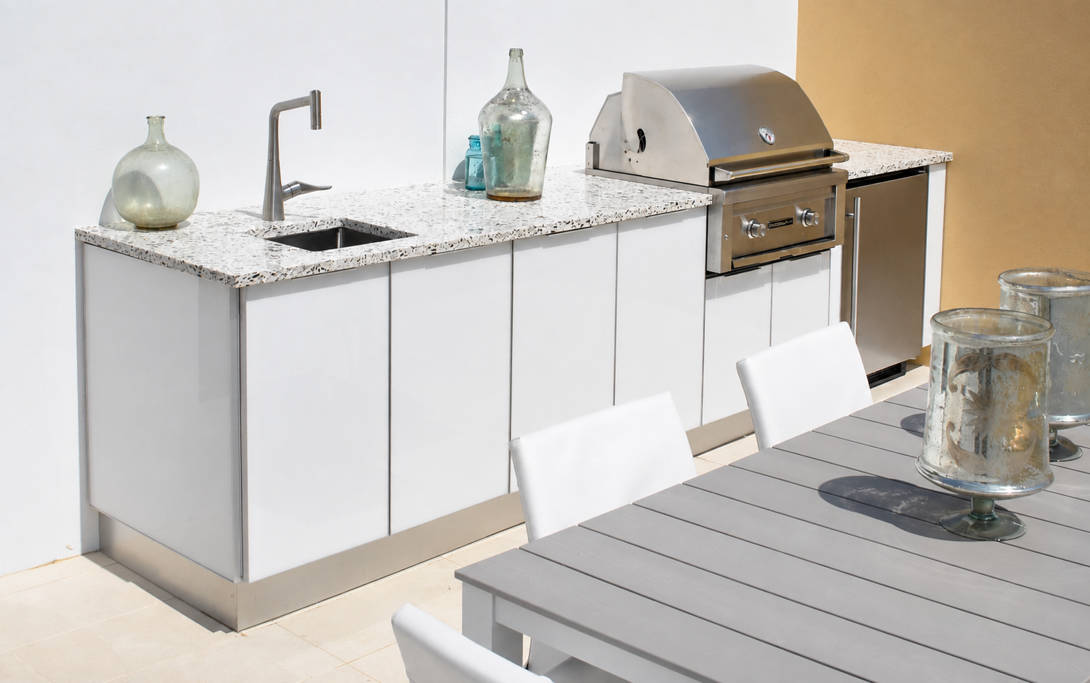 Outdoor kitchen — high gloss white with waterfall edge