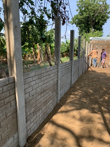 Muro de bloques de concreto prefabricado con postes H verticales en sitio de obra