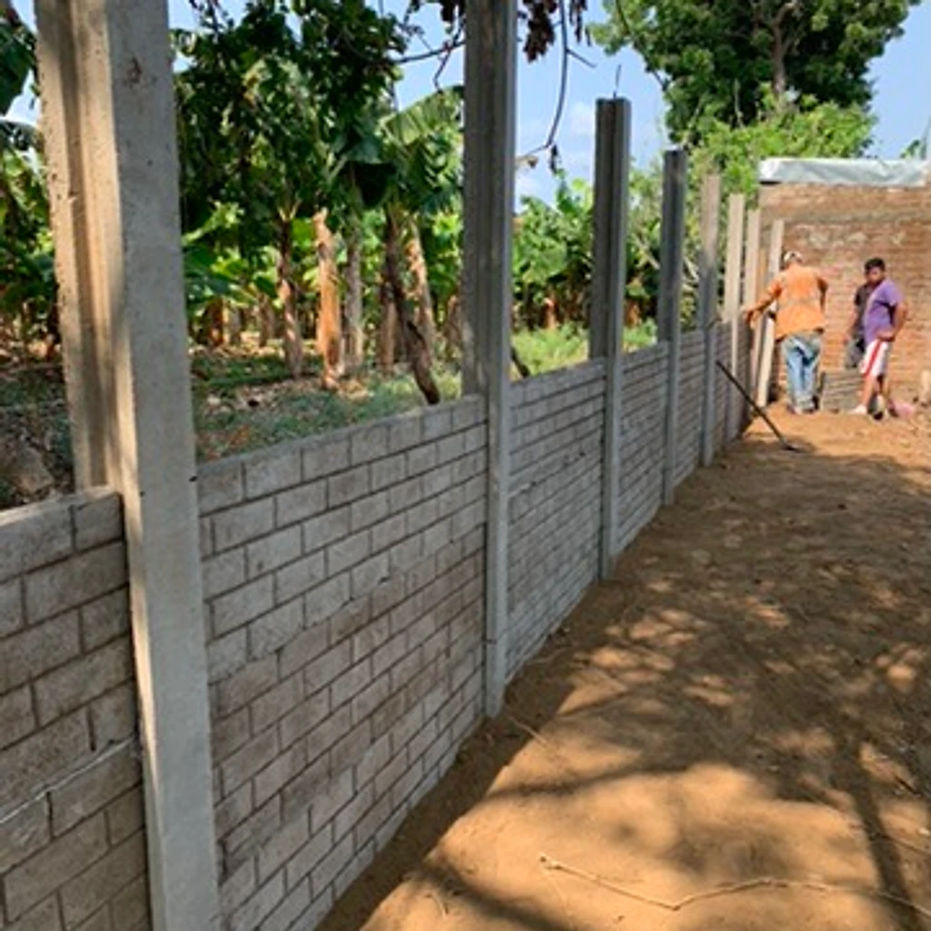 Muro de bloques de concreto prefabricado con postes H verticales en sitio de obra