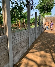 Muro de bloques de concreto prefabricado con postes H verticales en sitio de obra