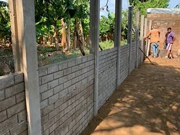Muro de bloques de concreto prefabricado con postes H verticales en sitio de obra