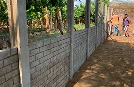 Muro de bloques de concreto prefabricado con postes H verticales en sitio de obra
