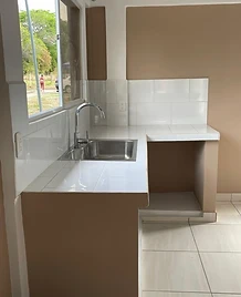 Acabado de cocina con mesón y azulejos blancos en Rivas