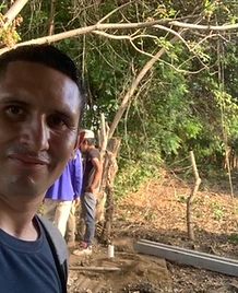 Equipo de JIRMAR en sitio de obra con postes de concreto prefabricado para muros perimetrales