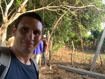 Equipo de JIRMAR en sitio de obra con postes de concreto prefabricado para muros perimetrales