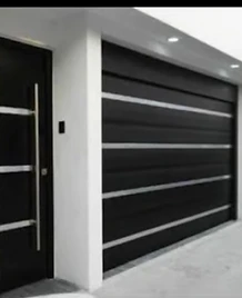 Fachada moderna con puerta de garaje negra y paredes blancas terminadas