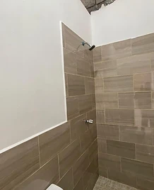 Instalación de azulejos en pared de ducha en Rivas