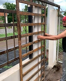 Instalación de portón metálico corredizo en acceso en Rivas