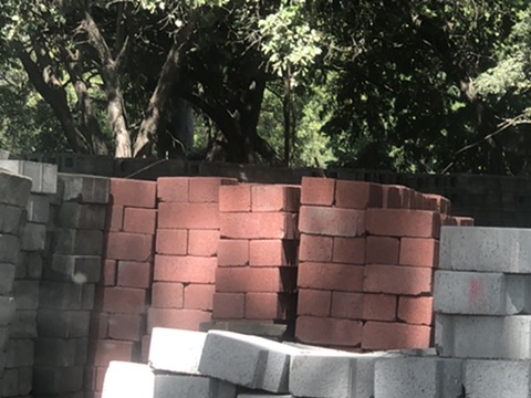 Inventario de bloques de concreto y ladrillos en sitio de obra de JIRMAR
