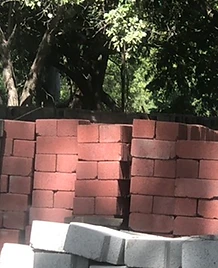 Inventario de bloques de concreto y ladrillos en sitio de obra de JIRMAR