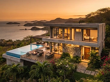 Fachada de casa de lujo de dos niveles al atardecer en Nicaragua con iluminación cálida y paisajismo tropical.
