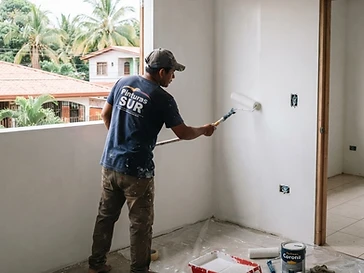 Trabajo de pintura interior en propiedad residencial, aplicación de pintura sobre muro de mampostería.