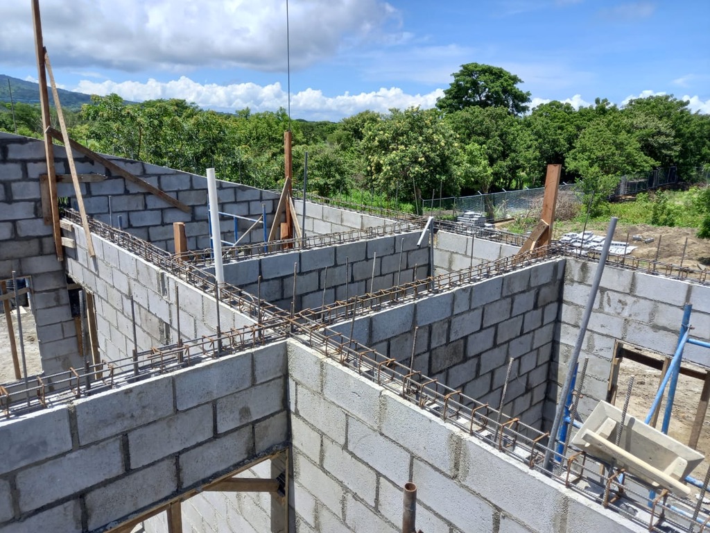 Muros de bloques en construcción con acero de refuerzo para viga de coronamiento