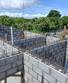 Muros de bloques en construcción con acero de refuerzo para viga de coronamiento