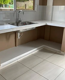 Instalación de mesón y acabados en cocina residencial en Rivas