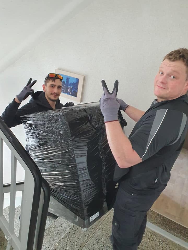 EIKO Umzugshelfer beim Tragen in einem Treppenhaus