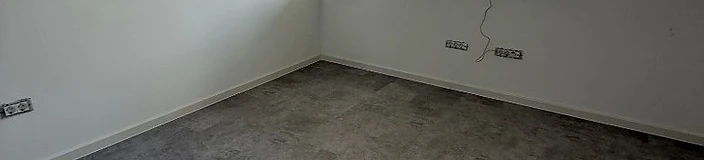 Polaganje vinila na lepljenje z zaključnimi letvami