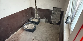 Kopalnica po rušenju z razkritimi stenami in razbitinami