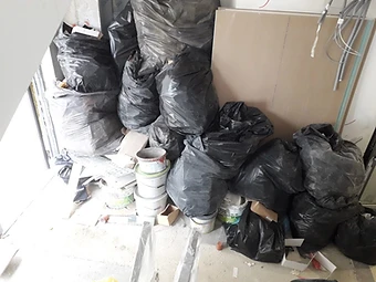 Zbrani odpadki v vrečah in vedrih pripravljeni za iznos