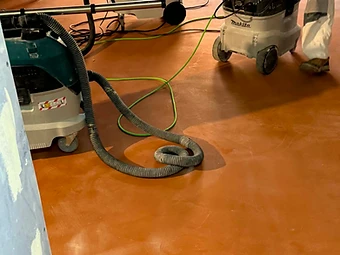 Brušenje in priprava talne površine z industrijskim sesalcem