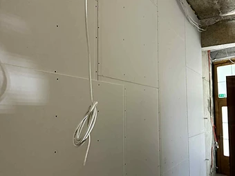 Postavitev suhomontažne stene s kovinsko podkonstrukcijo in inštalacijami