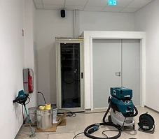 Tehnični prostor s končanim epoksi tlakom in gradbeno opremo