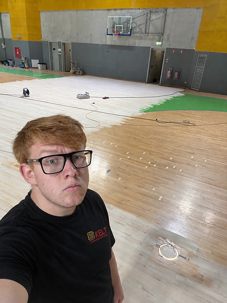 Portret mojstra za talne obloge med renovacijo športne dvorane