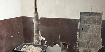 Kopalnica v fazi rušenja z označenimi točkami za bide in WC