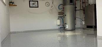Kurilnica s sivim epoksijem in čips posipom