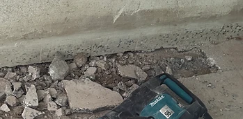 Rušilno kladivo na betonski podlagi z razbitinami med renovacijo