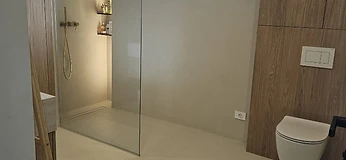 Kopalnica iz mikrocementa in keramike
