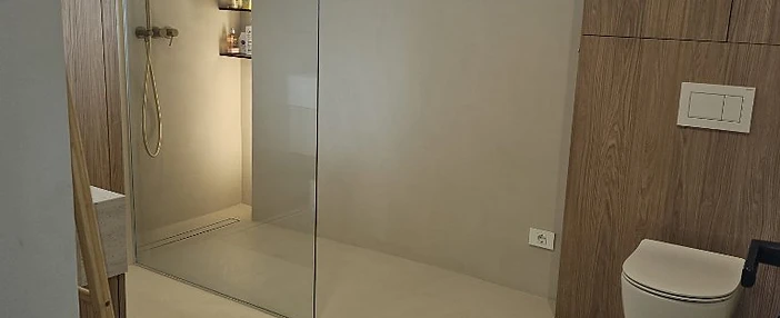 Sodobno prenovljena kopalnica z leseno oblogo in tušem