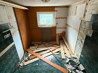 Izpražnjena kuhinja pred začetkom kompletne prenove