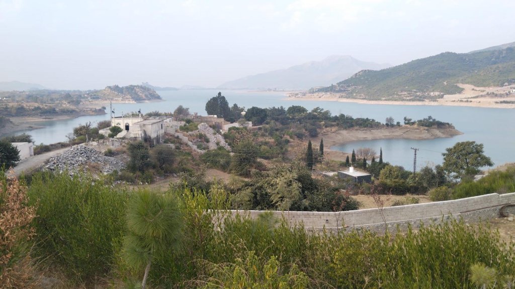 Hideout by Lake farmhouse overlooking Khanpur Dam