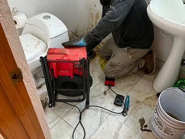 Destapado de drenaje con máquina Milwaukee