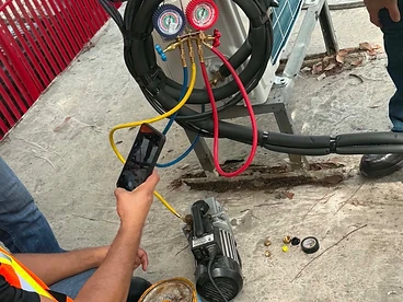 Mantenimiento de condensador con manifold de servicio
