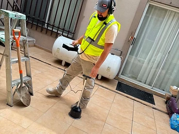 Detección de tuberías con localizador profesional