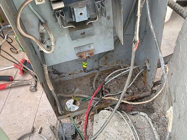Mantenimiento de base de medidor eléctrico