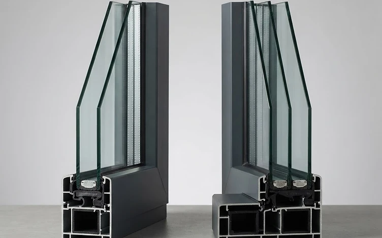 Fenêtres modernes illustrant la comparaison entre double et triple vitrage