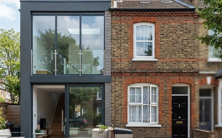 Casa moderna con grandes ventanas de PVC y aluminio
