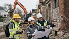 Équipe technique évaluant une construction avant démolition