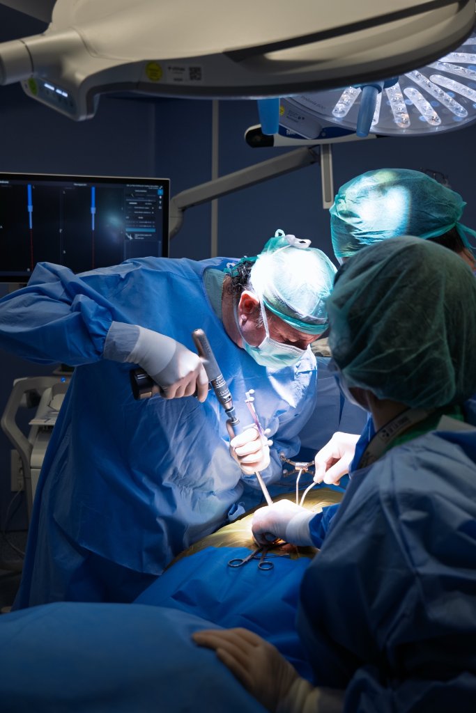 Equipo médico durante una intervención con control intraoperatorio
