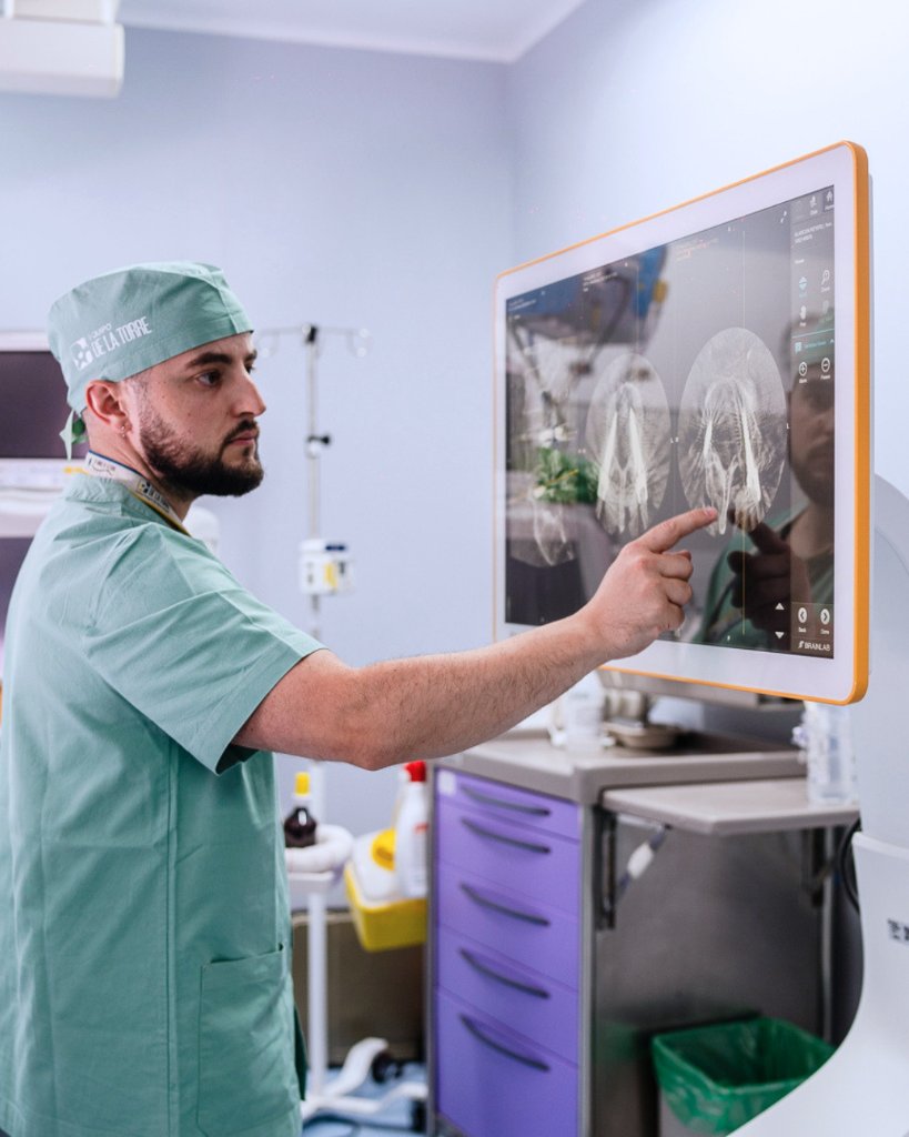 Especialista revisando imágenes intraoperatorias