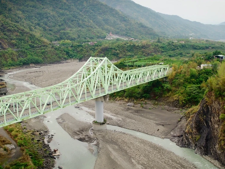 荖濃溪旱季卵石河床與鋼構橋